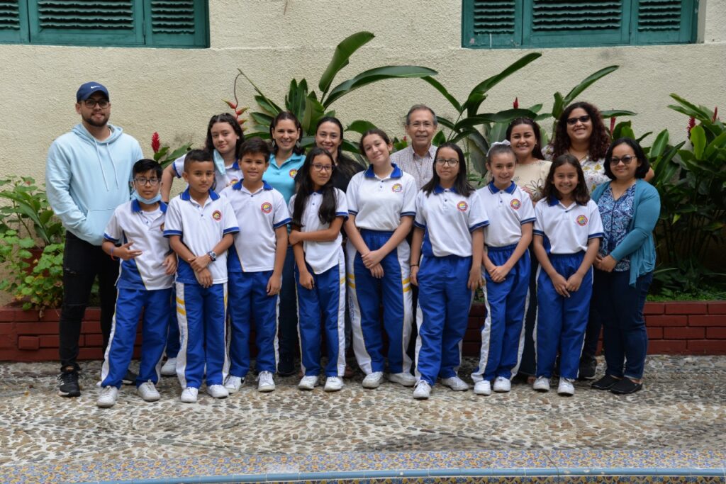 Grupo de la Institución Educativa Santa María Goretti de Bucaramanga en el patio Español