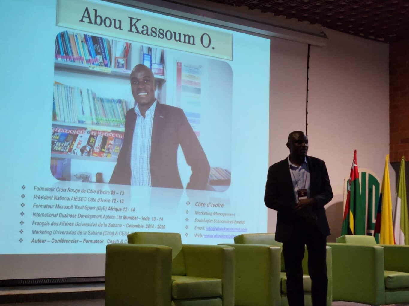 El profesor frances Abou Kassoum presentando su conversatorio 