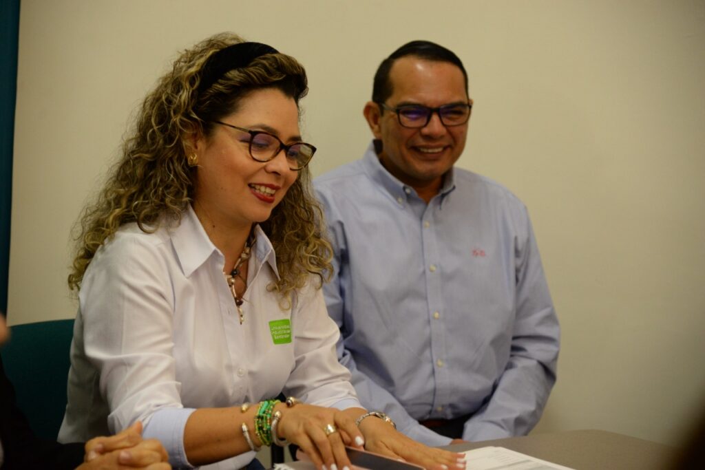 En la imagen, la Dra. Clara Inés Tapias Padilla, directora del Consultorio Jurídico y Centro de Conciliación UIS y el Ingeniero Javier Orlando Zambrano, auditor Icontec.