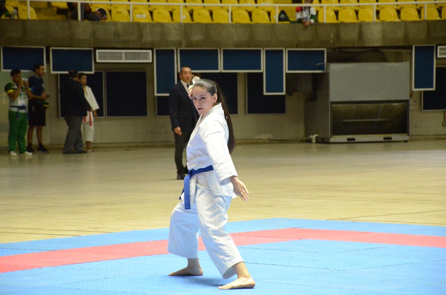 Laura Bautista, en el escenario deportivo donde participa en la final de la categoría Kata Individual Intermedio femenina, en los Juegos Nacionales Ascún 2022.