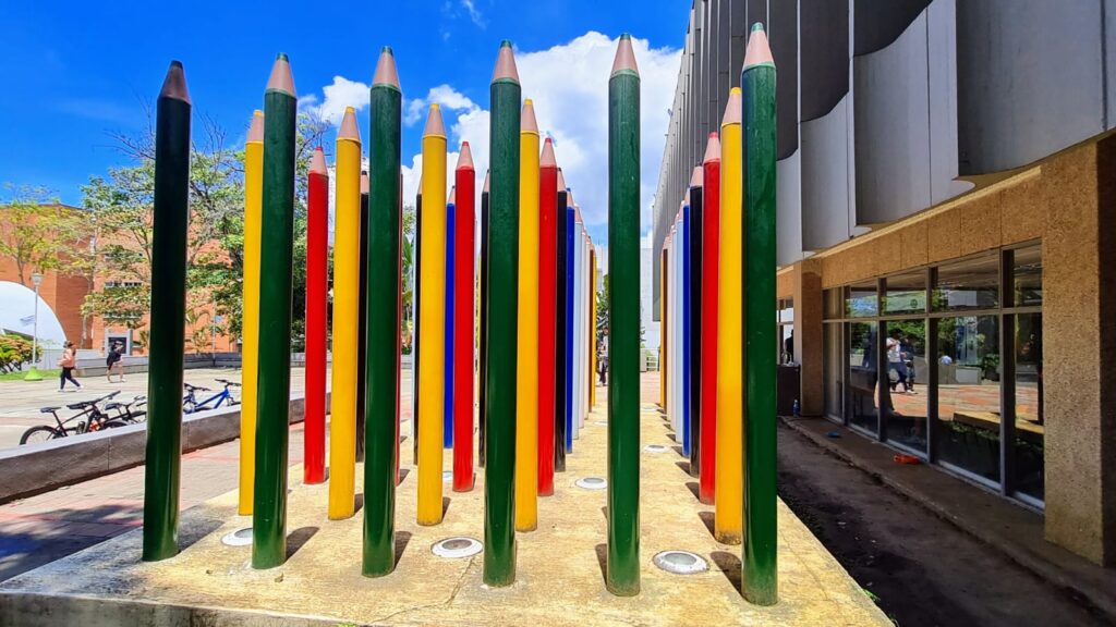 Lápices de colores ubicados frente a la biblioteca de la UIS. 