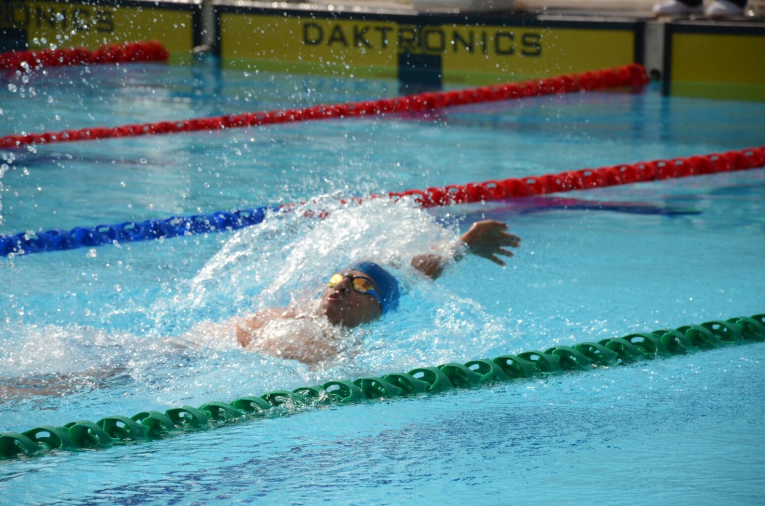 Nadador UIS en 200 metros espalda