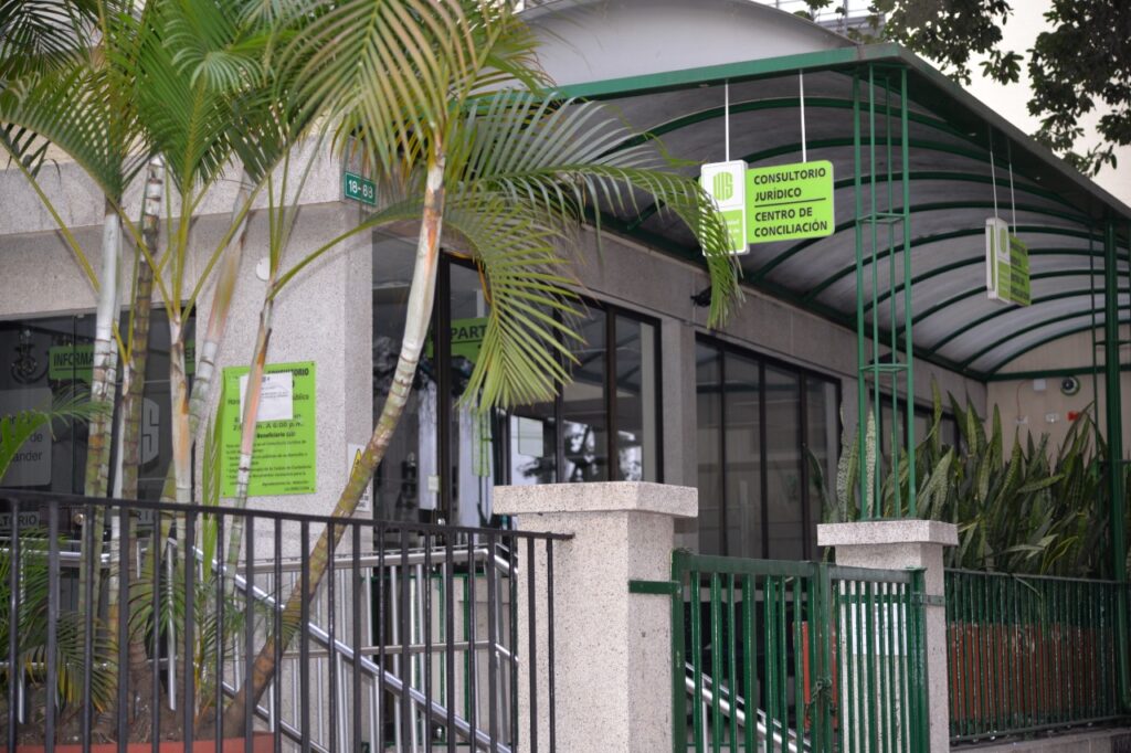 Imagen de la entrada al Consultorio Jurídico y Centro de Conciliación en la sede UIS Bucarica