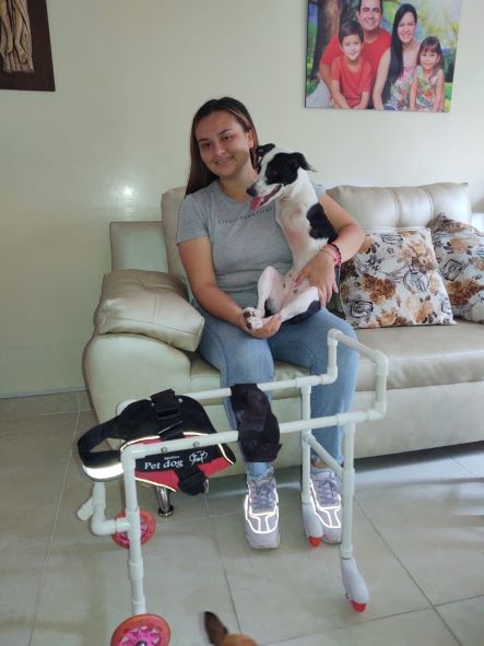 Karen Daniela Rangel junto a su perrita Luchi, para quien creó el caminador canino. 