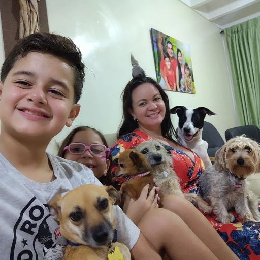 Karen Daniela Rangel junto a su familia y cinco perritos. 