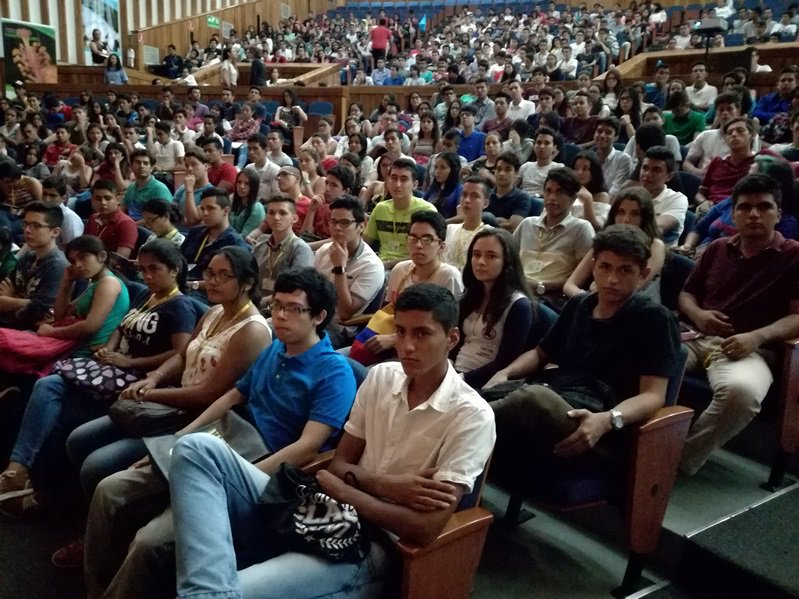 Estudiantes de primer nivel en el auditorio Luis A. Calvo, durante la semana de inducción. 