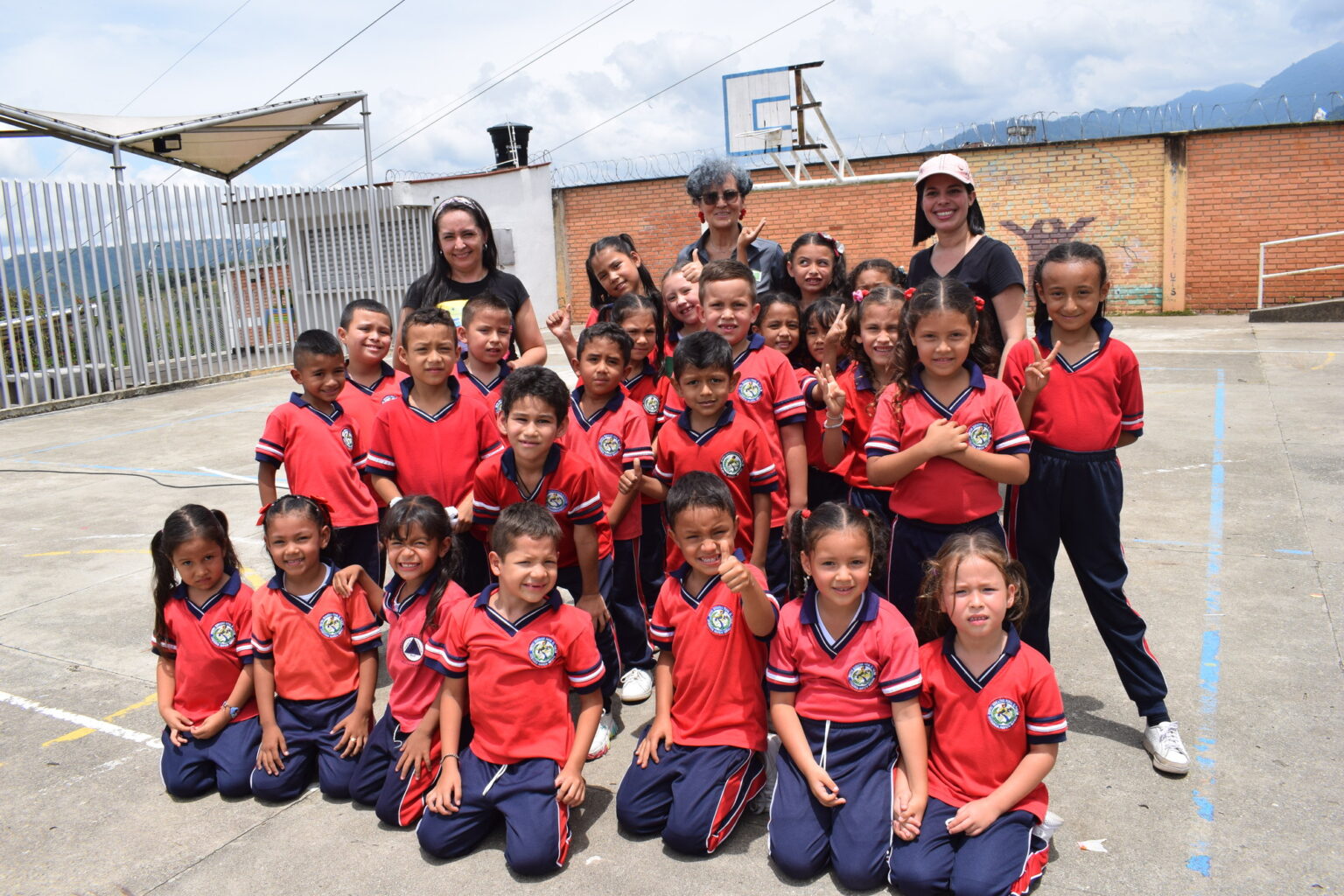 Imagen muestra niños y niñas de una de las 33 instituciones educativas, junto a profesoras y a la directora del proyecto profesora Ana Cecilia Ojeda. 