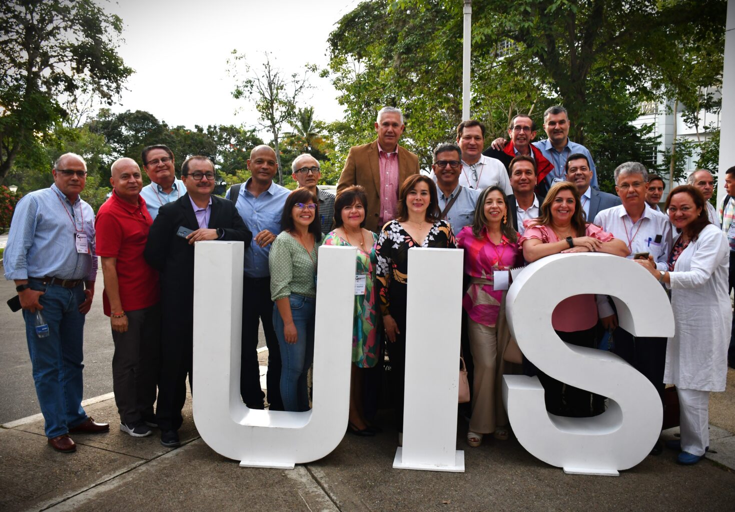 Graduados de la Escuela de Estudios Industriales y Empresariales durante el reencuentro en la UIS