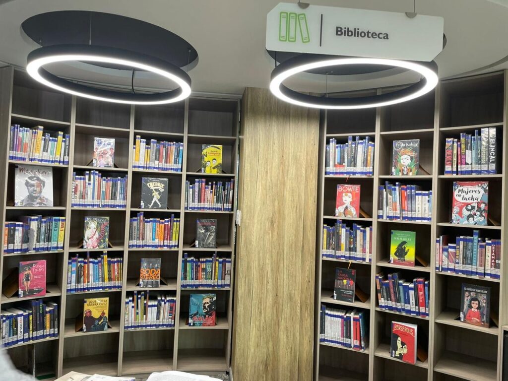 Stand de libros de la biblioteca de la UIS con la colección de libros denominada 'Arte, Cómics y Cultura del Pop. 