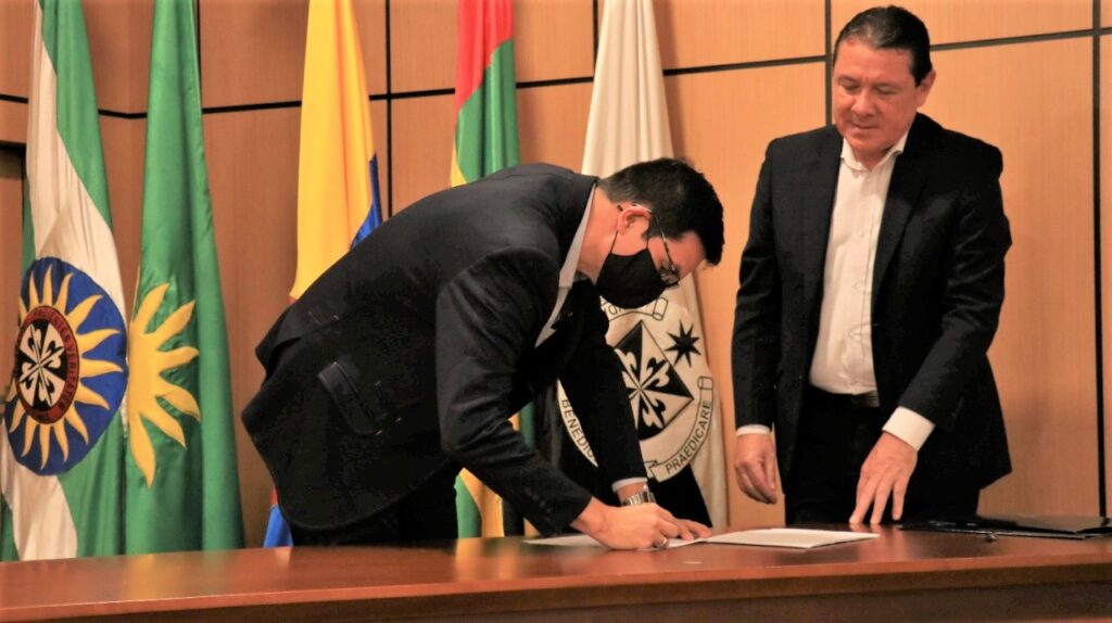 En la imagen, Fernando Rondón, vicerrector de Investigación y Extensión, durante la firma del Convenio en representación de la UIS.