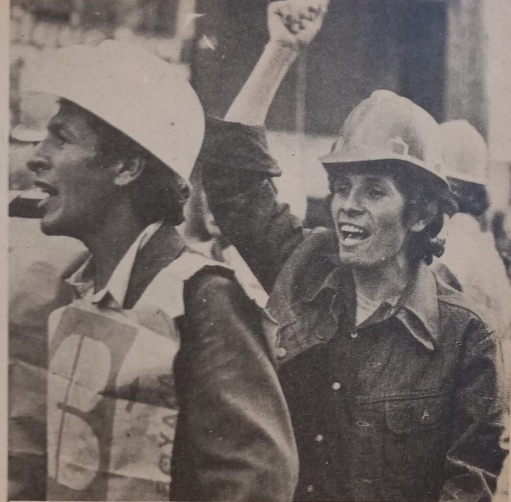 Imagen muestra una foto de prensa de la época en la que aparecen dos obreros en protesta