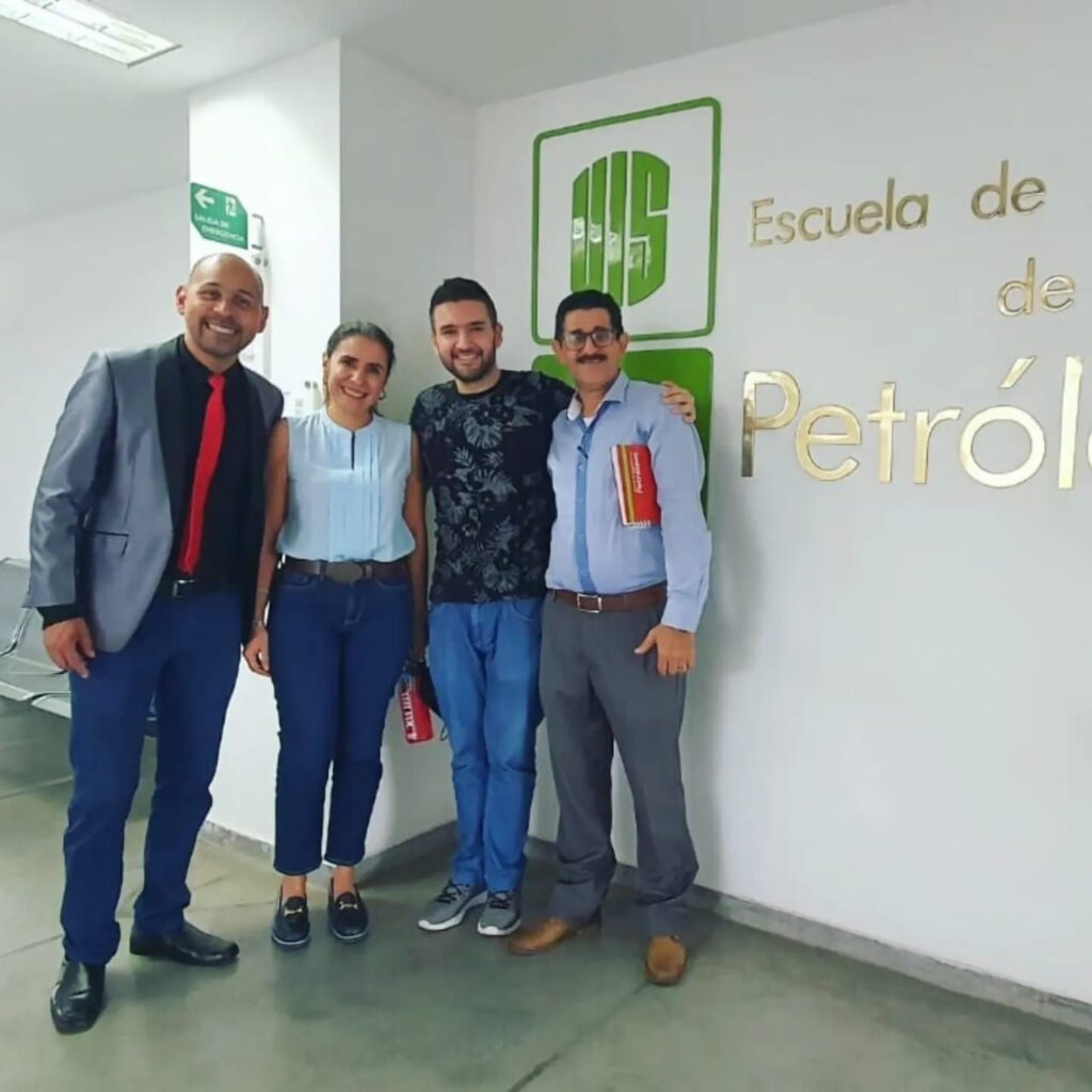 Sergio Lira, CEO de la compañía Ingeniería 4G y profesor del área de Perforación de la Universidad Central del Ecuador (UCE), con estudiantes y profesores de la Escuela de Ingeniería de Petroleos de la UIS. 