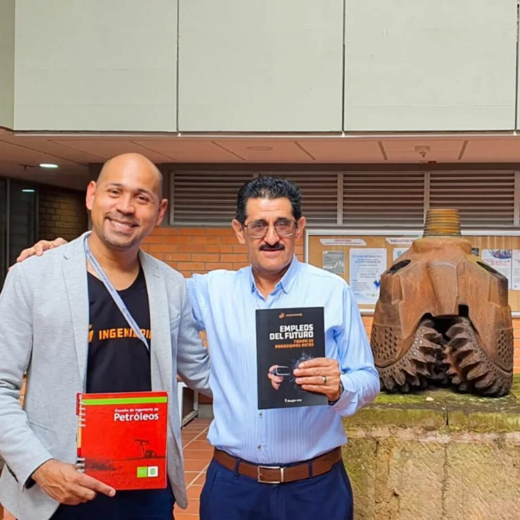 Sergio Lira, CEO de la compañía Ingeniería 4G y profesor del área de Perforación de la Universidad Central del Ecuador (UCE), junto con Emiliano Ariza, coordinador de Posgrados de la Escuela de Ingeniería de Petróleos.
