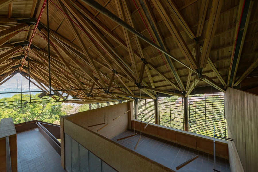 En la imagen se ven detalles de la estructura del techo en madera