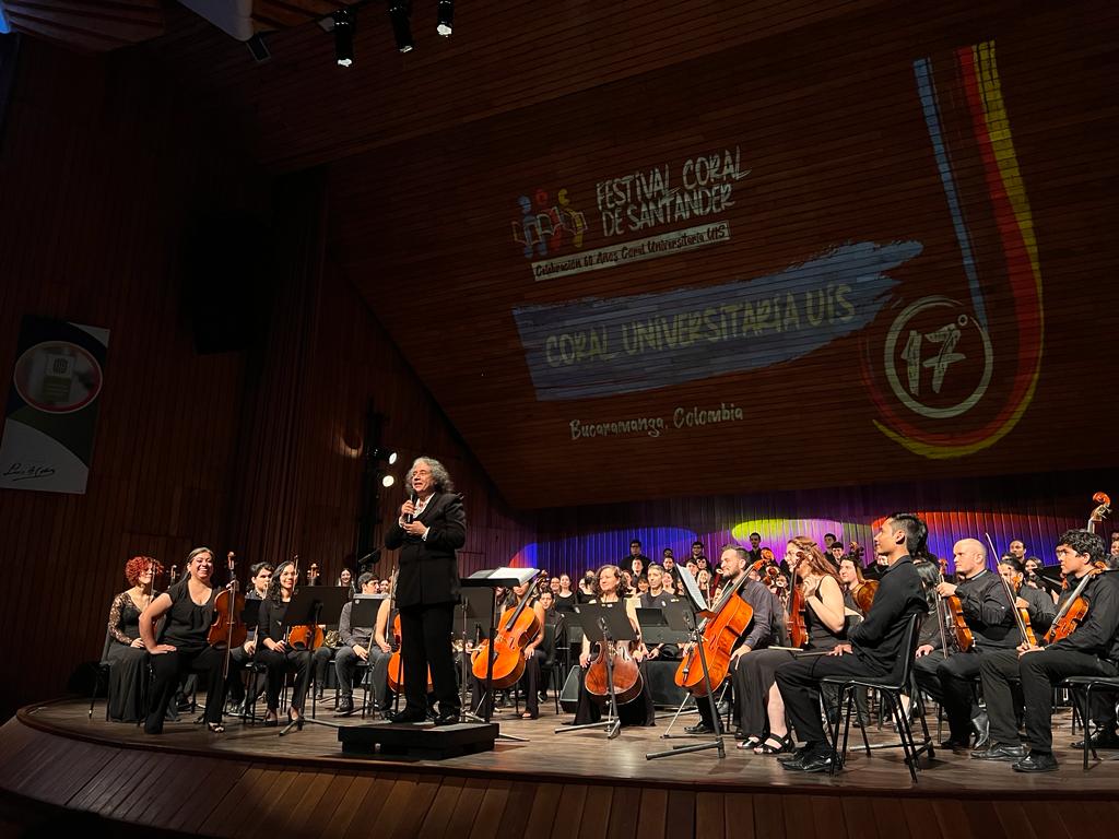 En la imagen se encuentra la artista Cecilia Espinosa Arango junto a la orquesta que la acompañó el el concierto.