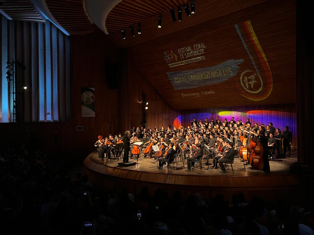 En la imagen se encuentra la artista Cecilia Espinosa Arango junto a la orquesta que la acompañó el el concierto.