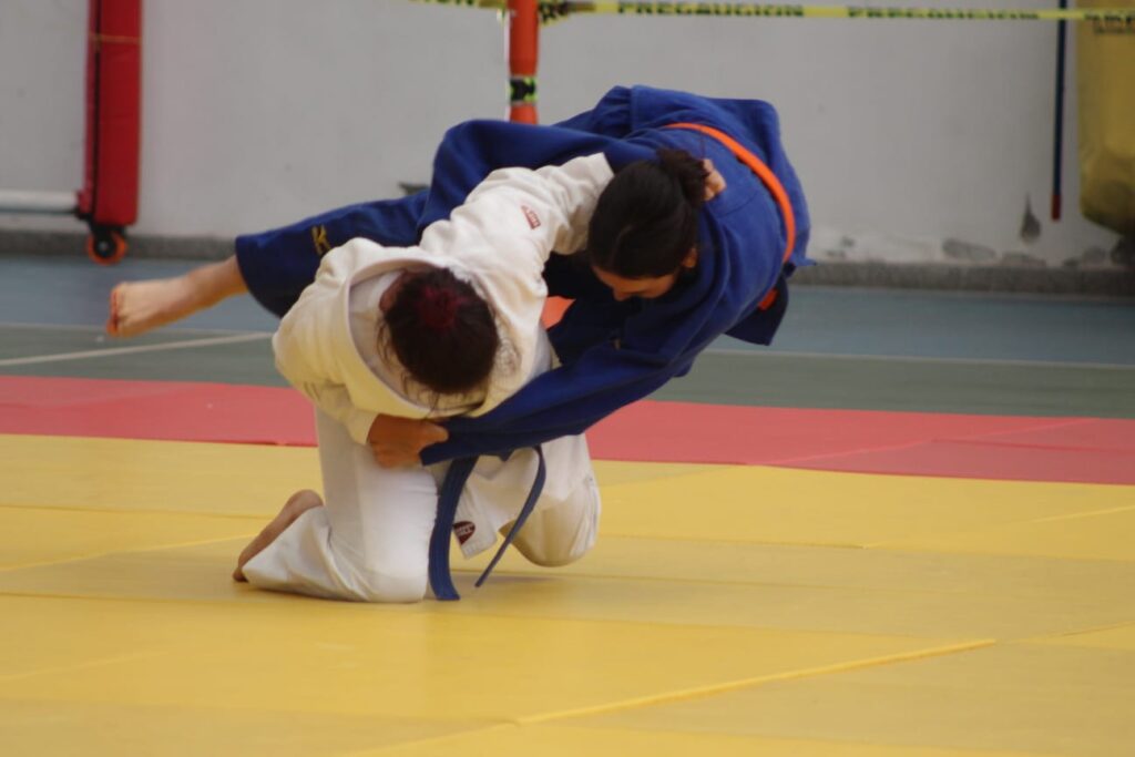 Imagen muestra acción clave en la disciplina de judo, cuya medalla de oro la obtuvo Andrea Colmenares, de la UIS