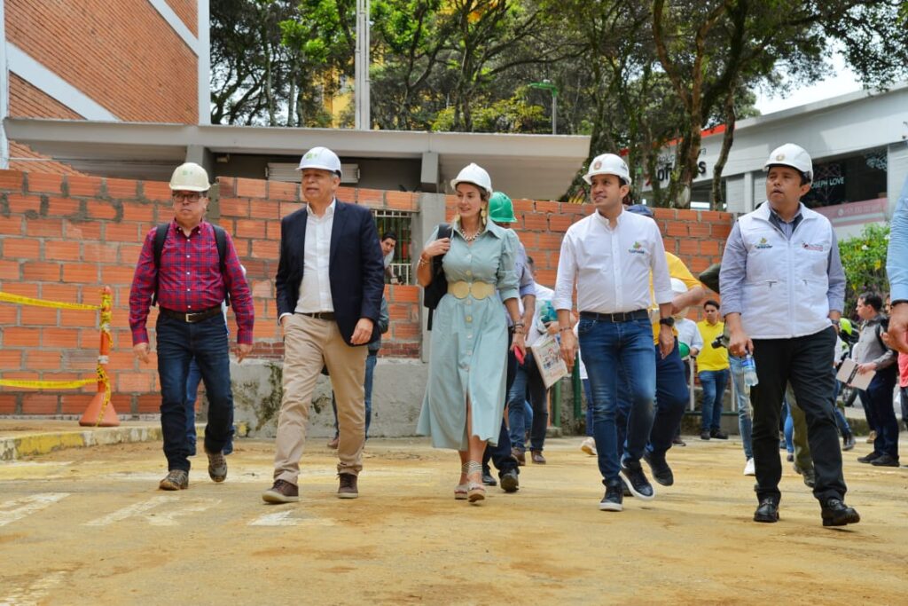 Rector UIS, Hernán Porras; Lina Barrera, directora de EnTerritorio, y Mauricio Aguilar, gobernador de Santander, durante la visita a la obra. 