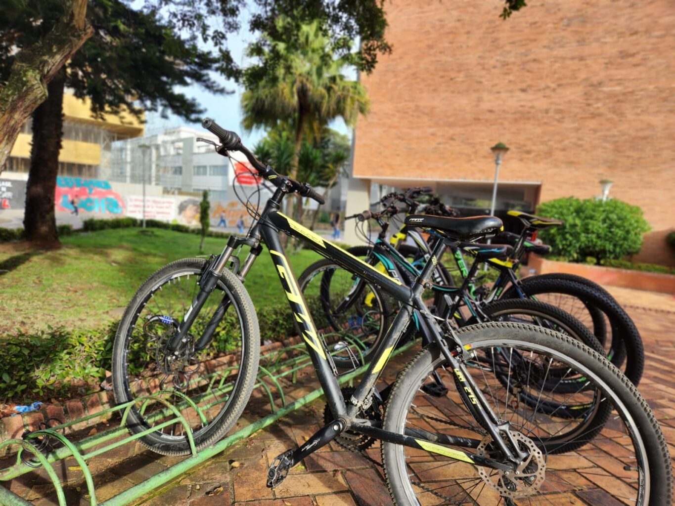 Bicicletas de la comunidad UIS aparcadas frente al auditorio Luis A. Calvo. 