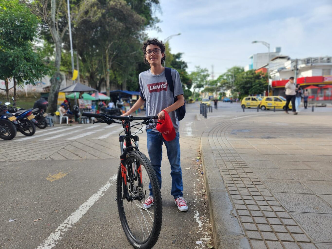Estudiante llegando a la UIS en su bicicleta 
