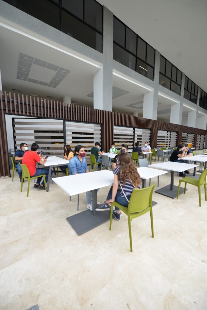 Imagen muestra aspecto de los comedores estudiantiles en el Edificio de Bienestar