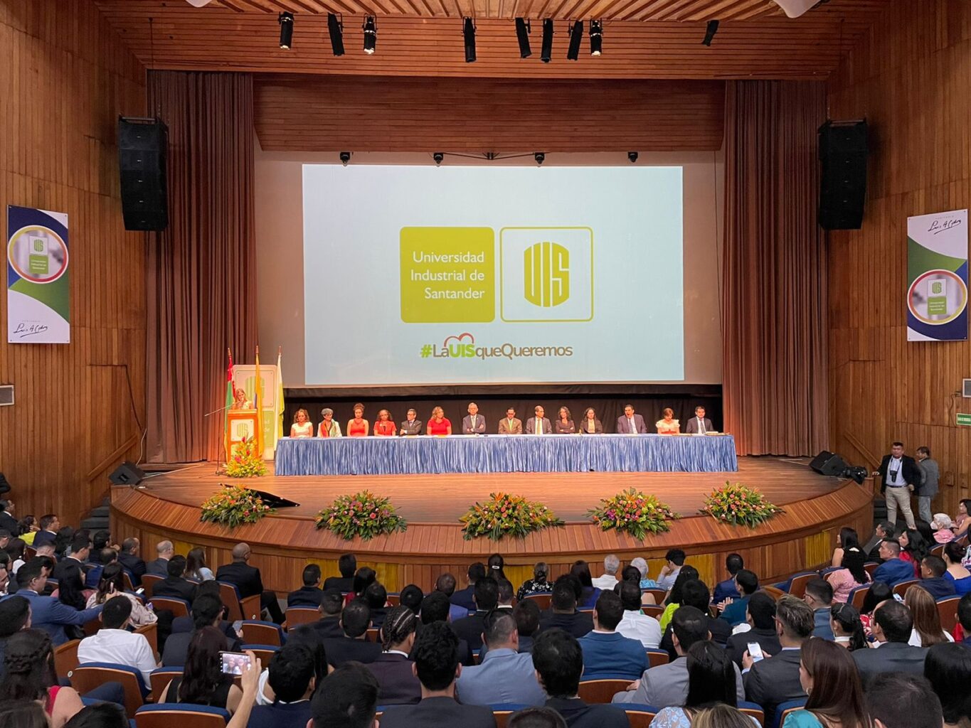 Imagen muestra al Consejo Académico de la Universidad Industrial de Santander, presidido por el rector Hernán Porras, durante la ceremonia de grados correspondientes a octubre de 2022. 
