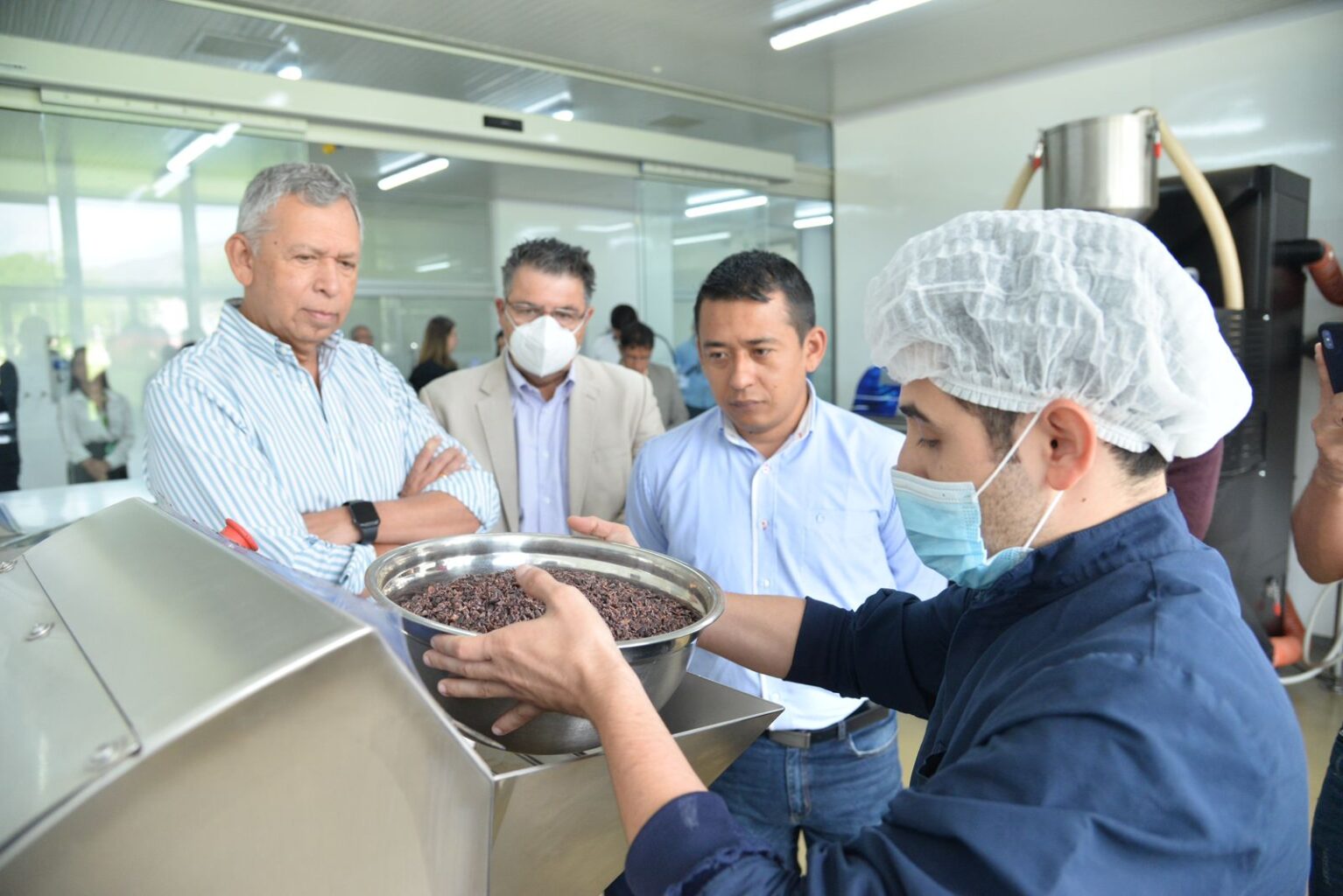 El ministro Luna compartió experiencias con los investigadores de la UIS y conoció iniciativas de desarrollo regional que lidera la Universidad, como es el caso de NEXTCOA, que busca mejorar la cadena de valor del cacao.