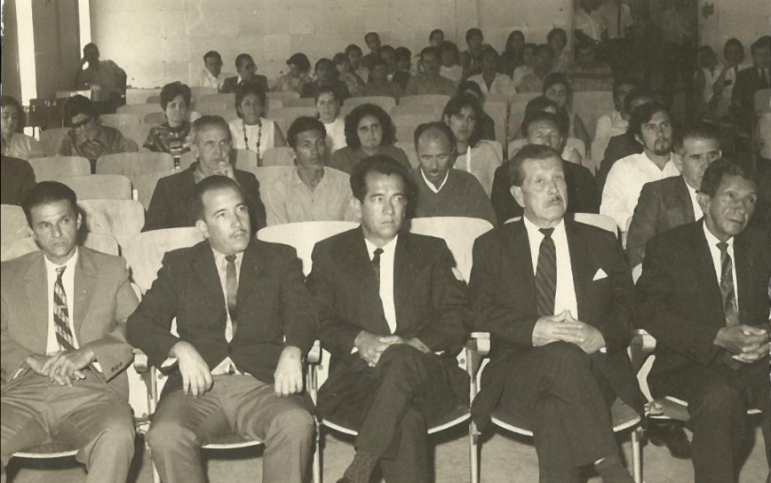 La foto muestra una de las primeras asambleas del Sindicato. 