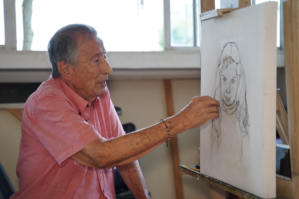 El artista y Maestro en Artes Plásticas honoris causa Mario Álvarez en su estudio.