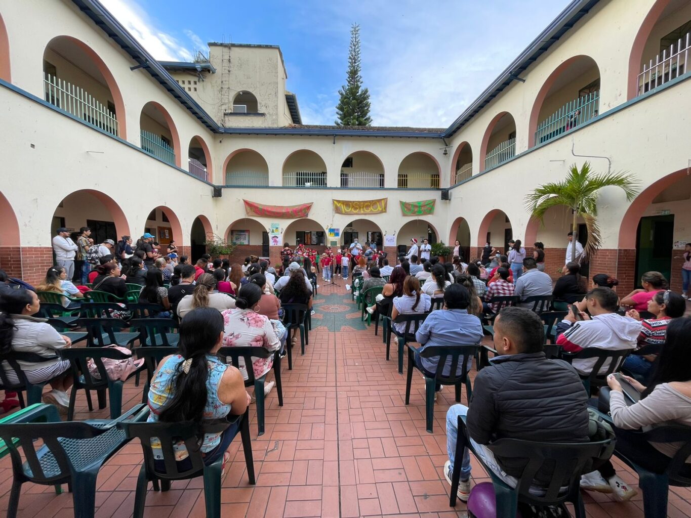 Padres de familia, directivos y docentes asistieron a las presentaciones finales hechas en la Institución Educativa Técnico Superior Dámaso Zapata.