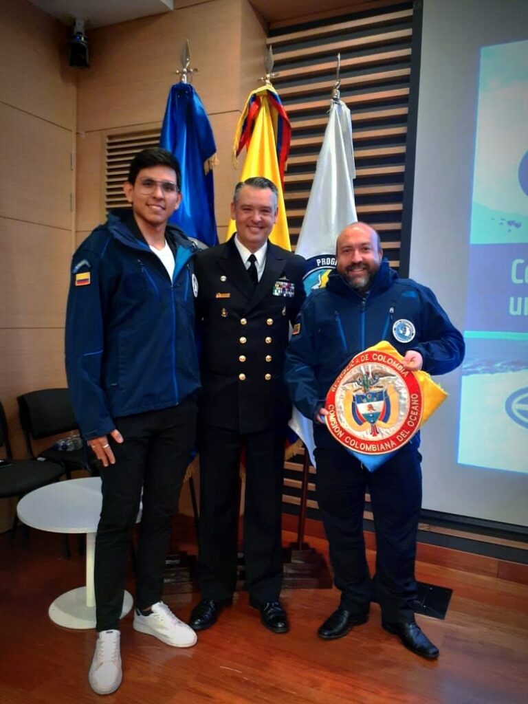 En la imagen, los dos integrantes de la UIS y el capitán de Navío Juan Camilo Forero.