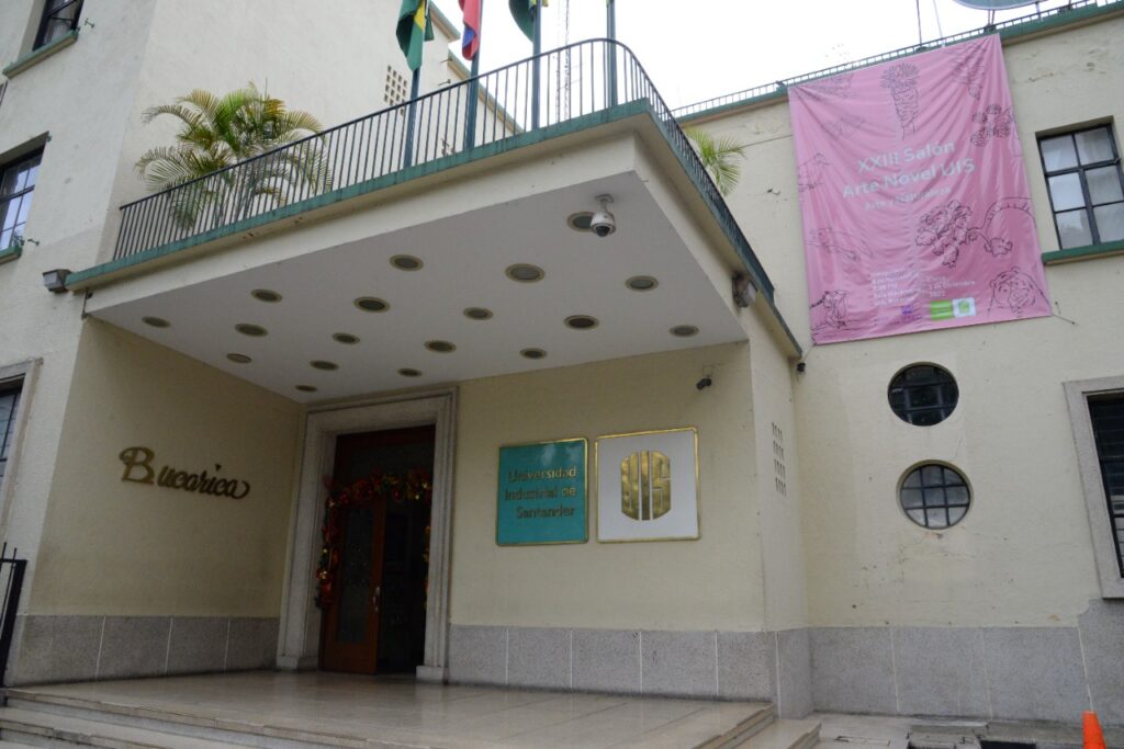 Fotografía de la fachada de la sede UIS Bucarica donde se aprecia la pancarta de la exposición.