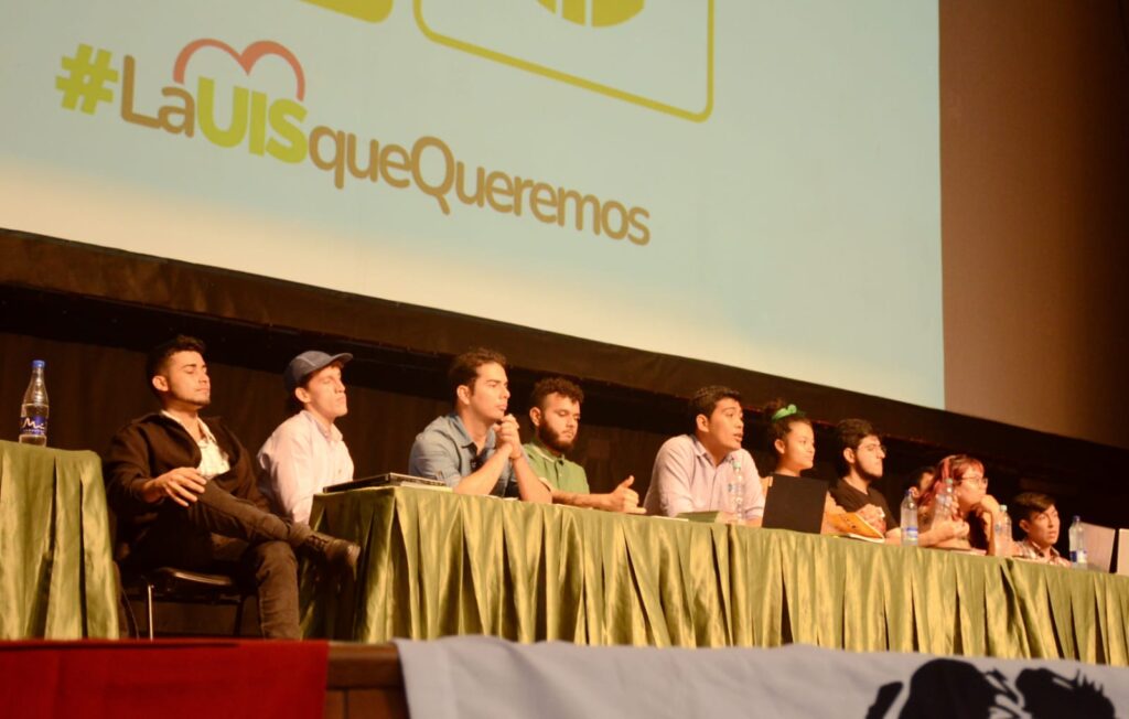Candidatos a las representaciones estudiantiles de Consejo Superior y comités de Bienestar Universitario y Matrículas, en foro realizado en el Luis A. Calvo.
