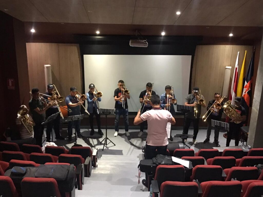 El profesor Robinson Giraldo Villegas durante las sesiones pedagógicas y formativas como clases magistrales y trabajos de música de cámara.