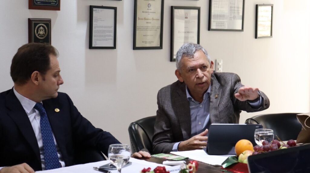El rector UIS en la mesa de trabajo junto a directivos de ASCUN. 