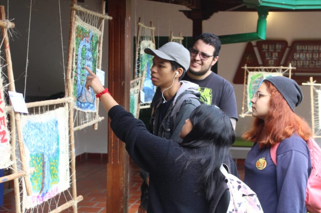 Imagen que muestra a estudiantes apreciando las obras.
