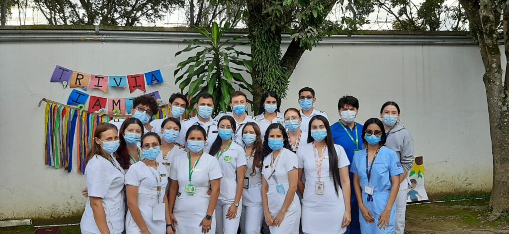 Estudiantes de Enfermería y Nutrición junto a sus profesores 