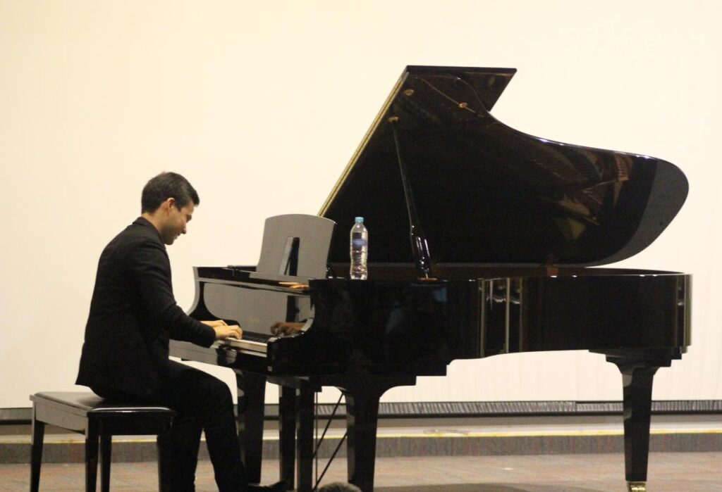 Imagen que muestra al pianista tocando el instrumento.