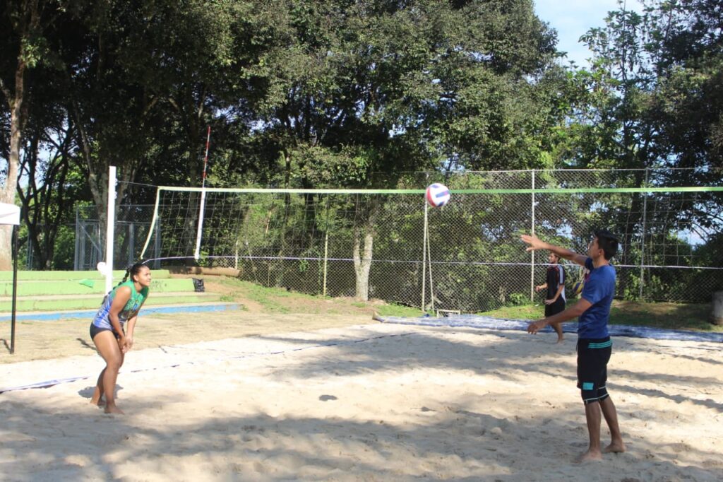 Imagen que muestra un juego de voleibol playa.
