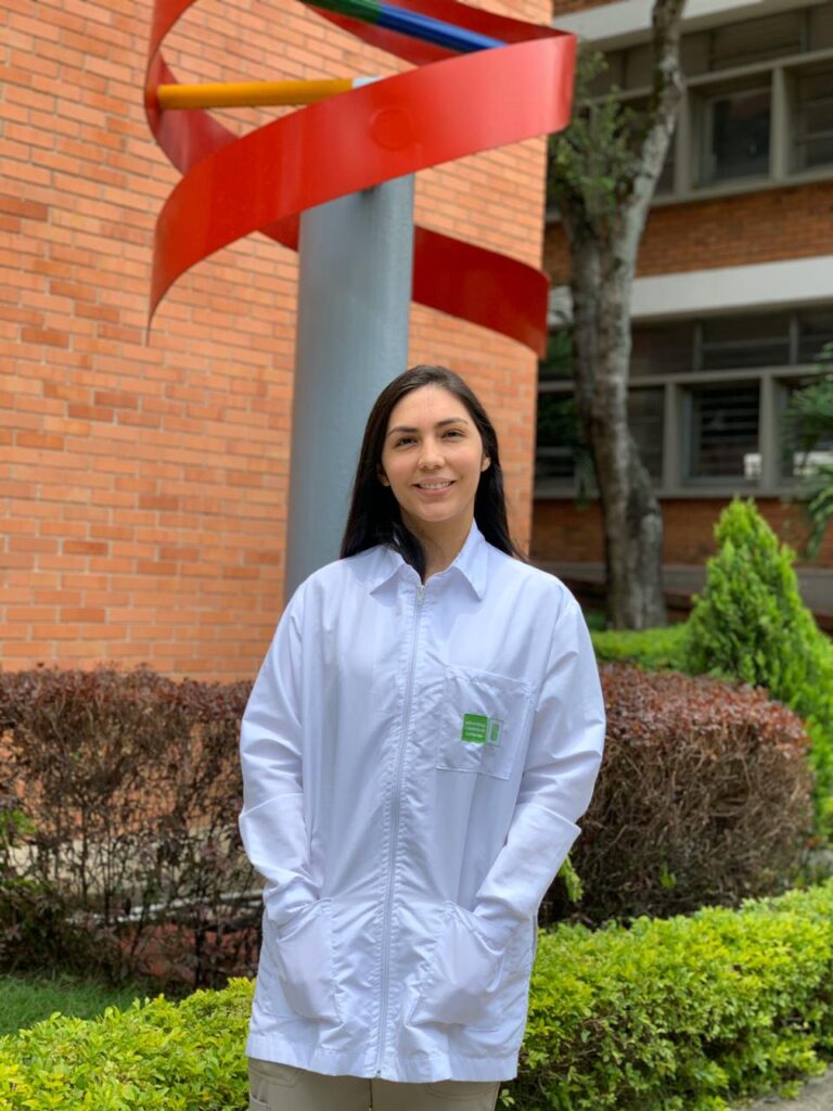 Mayra Alejandra Jaimes Campos, egresada de Microbiología y de la Maestría en Microbiología, e integrante del Grupo de Inmunología y Epidemiología Molecular (GIEM) 