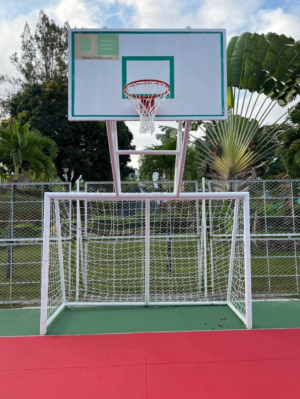 Enmallado de arco de fútbol sala y cesta de baloncesto.