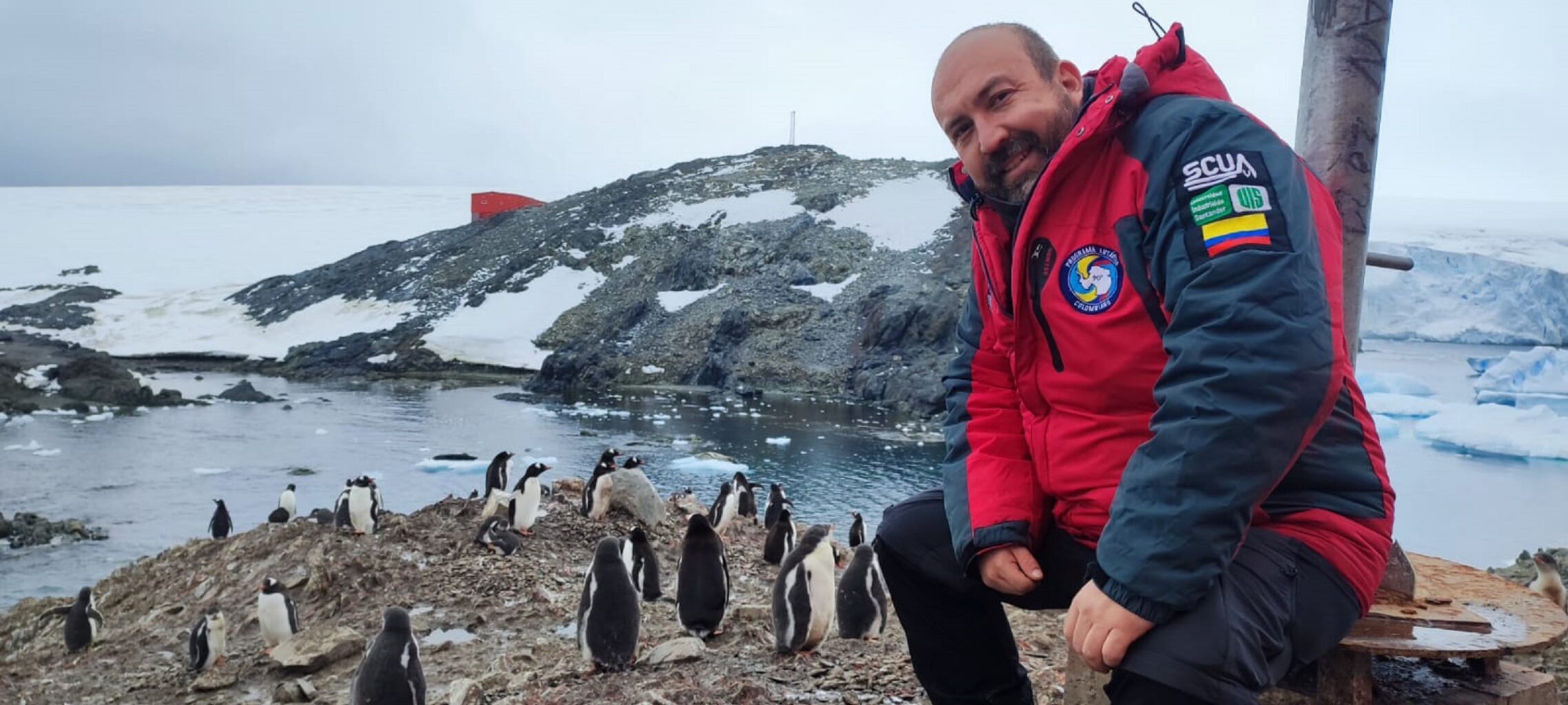 Imagen que muestra al profesor Rodríguez Ferreira en la Antártica.