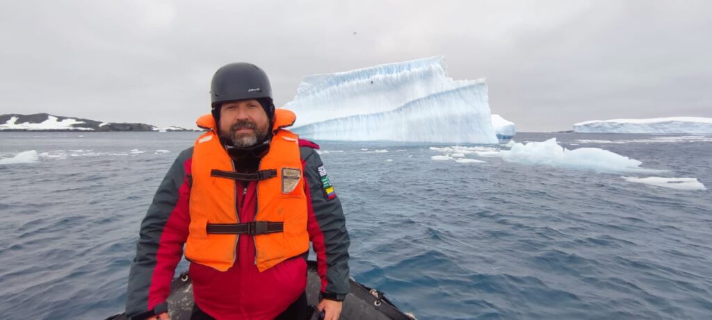 Imagen que muestra al profesor Julián en la Antártica.