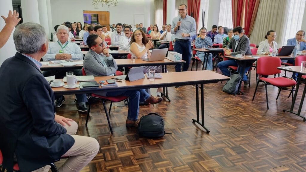 El profesor Niño García durante su exposición atendió las inquietudes de la comunidad académica participante en el CA Ampliado 