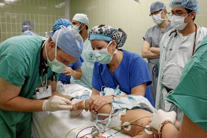 Imagen muestra a médicos y cirujanos de la Misión Médica en intervención quirúrgica.