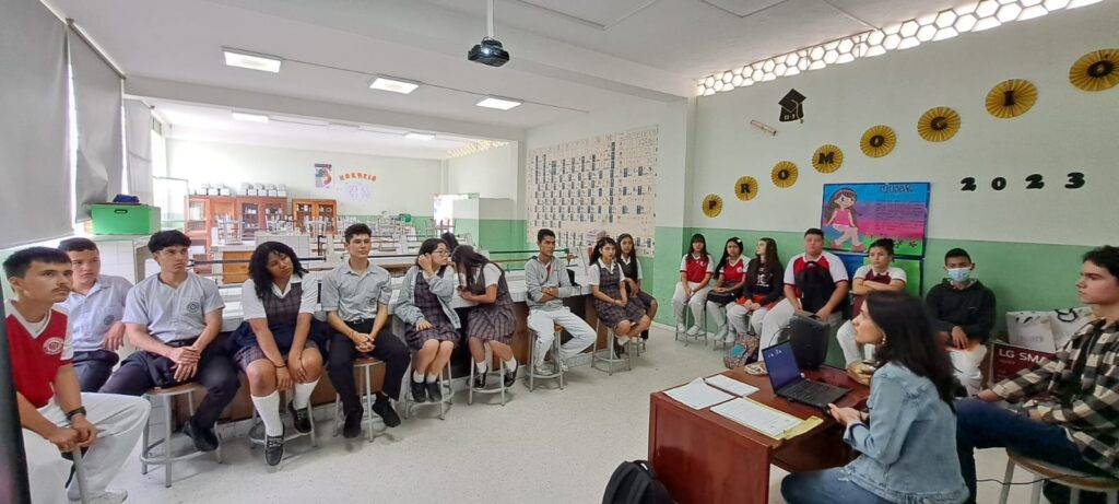 Imagen muestra aspecto de uno de los talleres en institución educativa