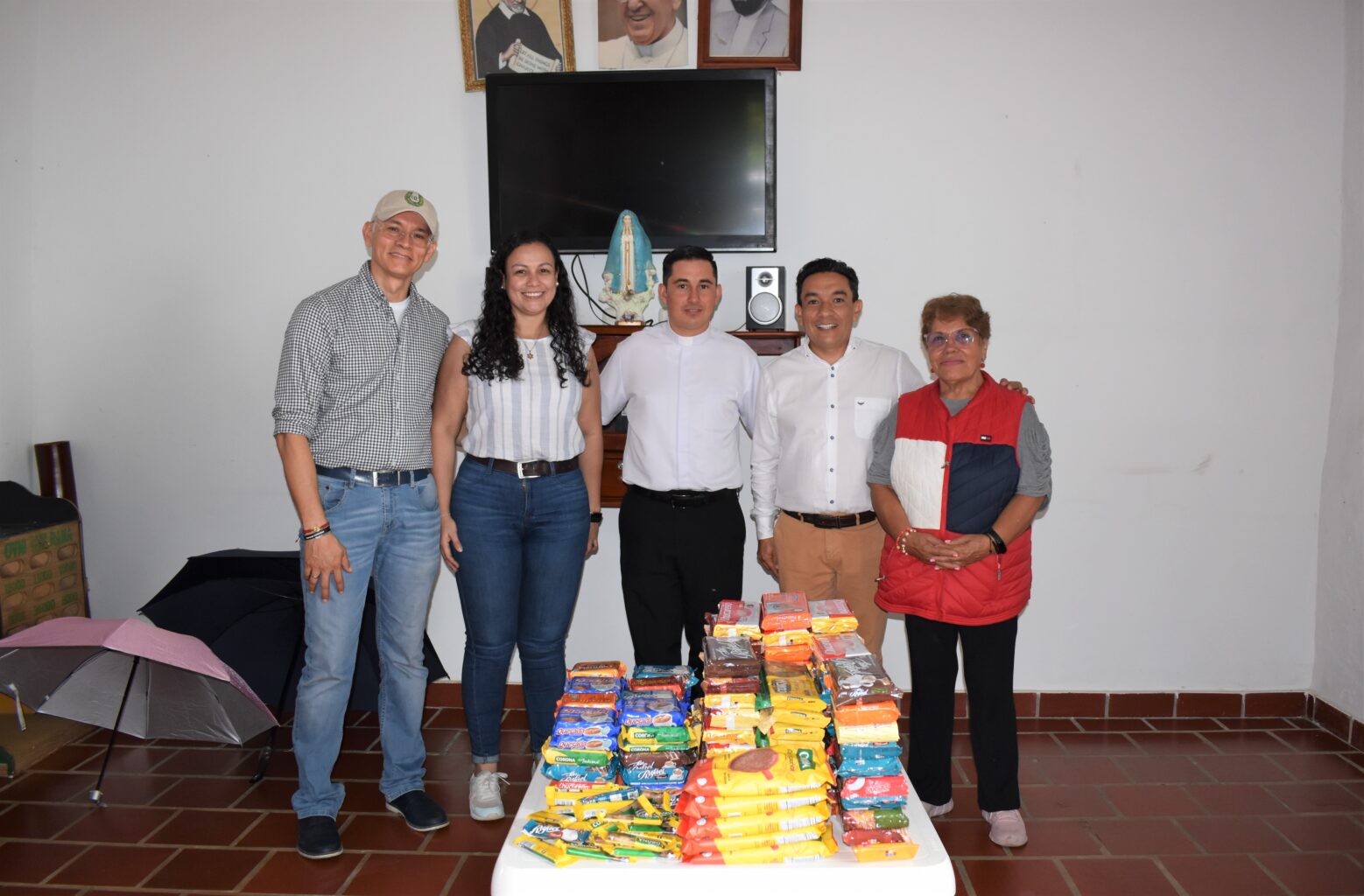 Imagen muestra a miembros de la fundación y directivos de la UIS junto al padre Argüello.