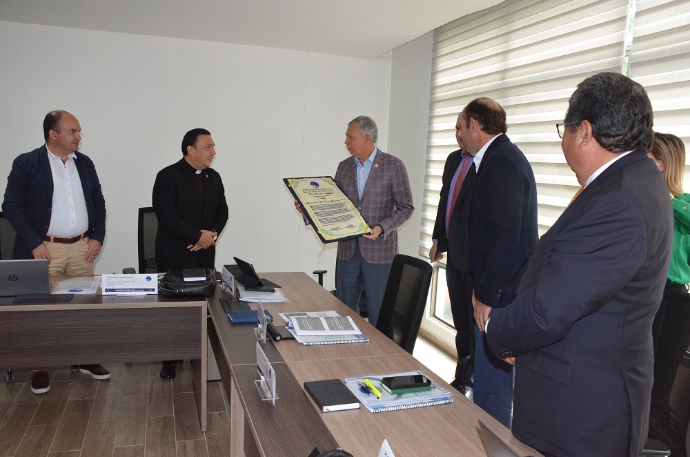 Imagen muestra al rector de la UIS, Hernán Porras, luego de recibir el reconocimiento. 