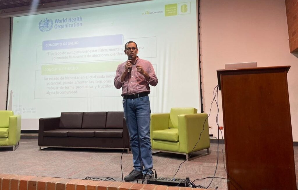 Imagen muestra al profesor Jorge Andrés Niño dirigiendo la palabra durante la conferencia.