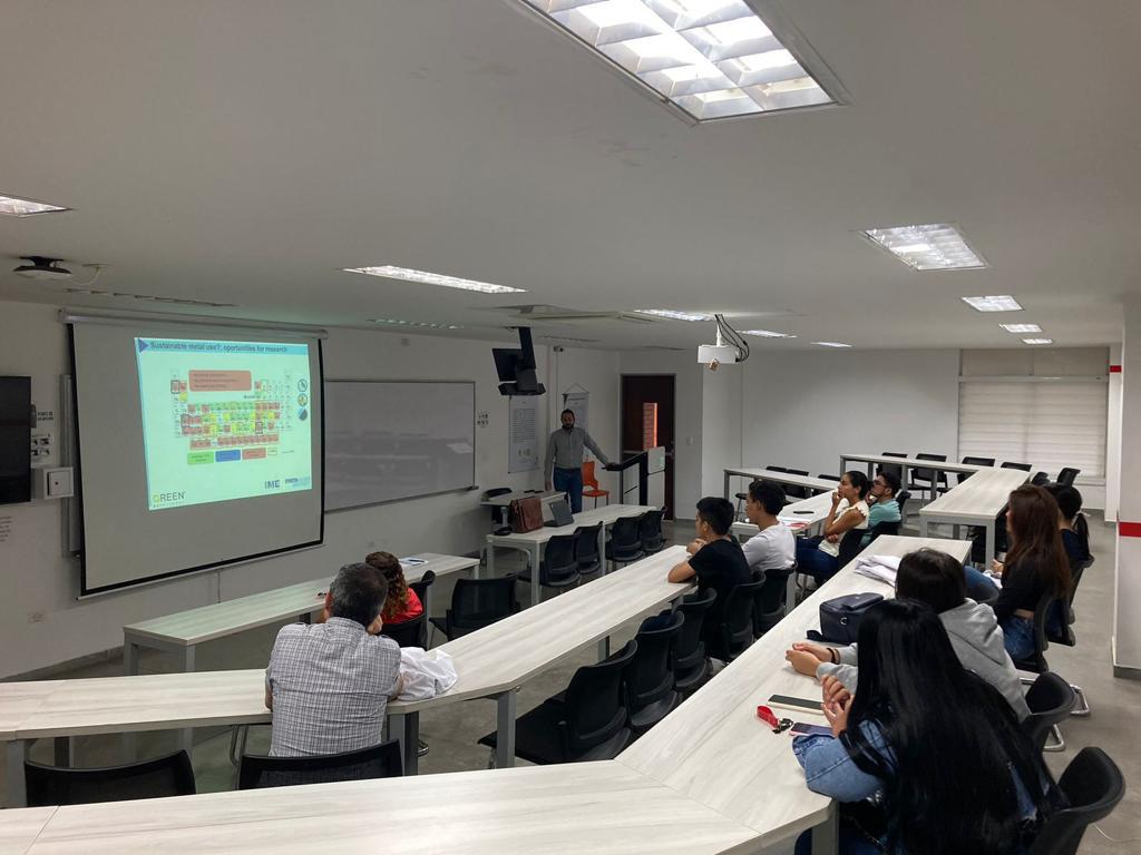 Comunidad universitaria de la Escuela, durante el desarrollo de la conferencia.